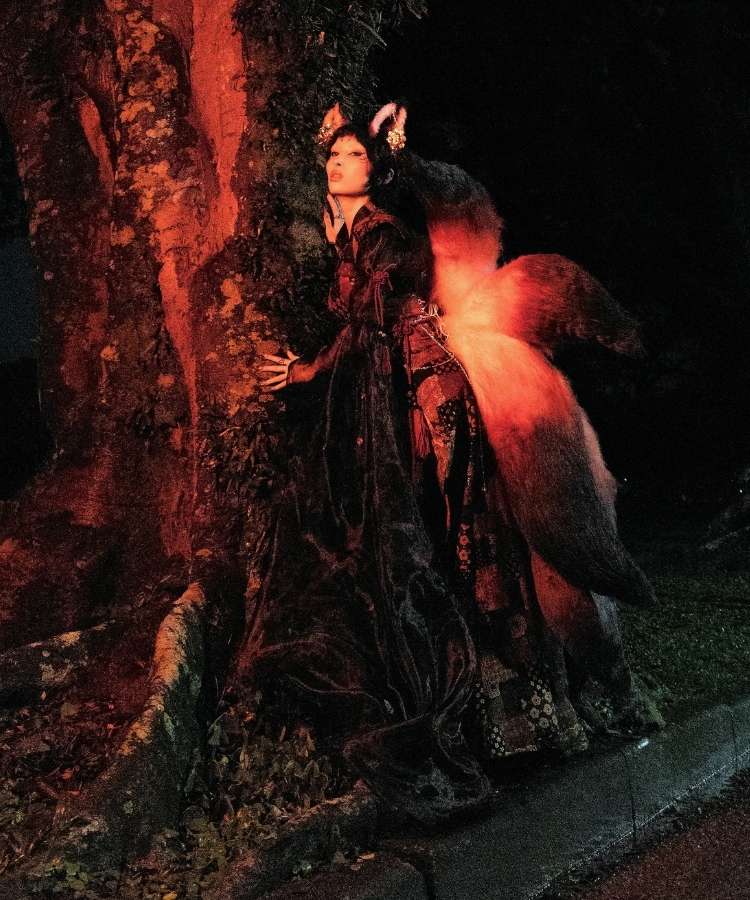 Sarina Gomes usando fantasia para o Baile de Halloween da Sephora 2026. com o tema "As Sombras da Floresta"