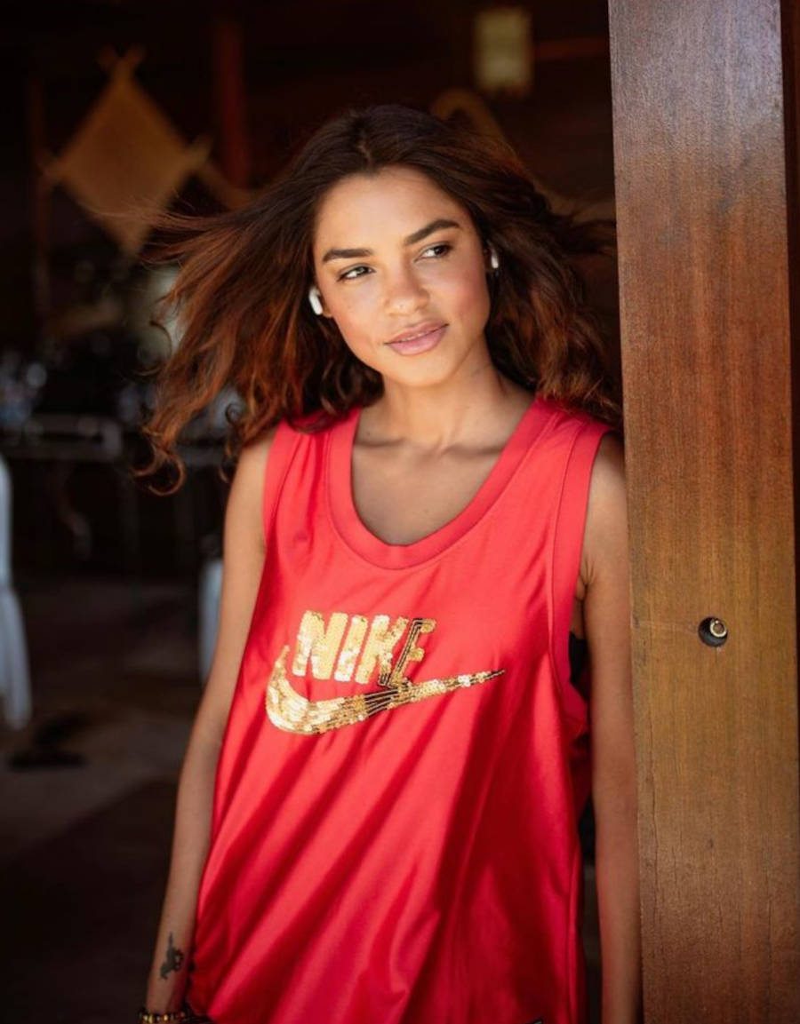 Foto de Lucy Alves para com uma camiseta da nike vermelha