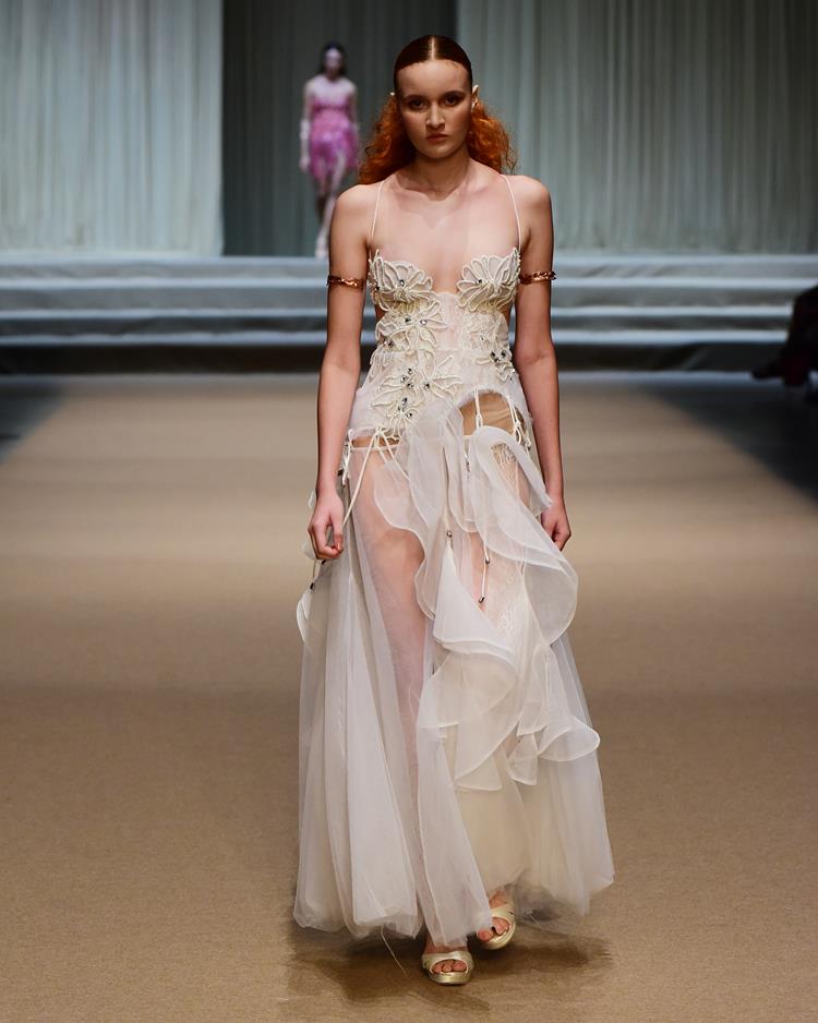 modelo com vestido branco