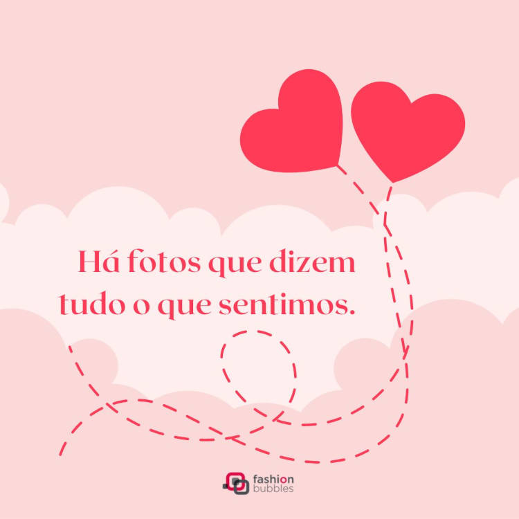 Cartão virtual de fundo rosa com desenho de dois corações e frase "Há fotos que dizem tudo o que sentimos."