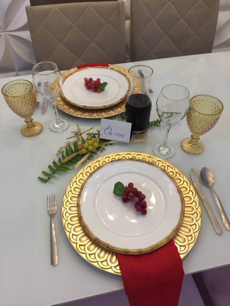 Mesa de Páscoa cristã com vinho e uvas.