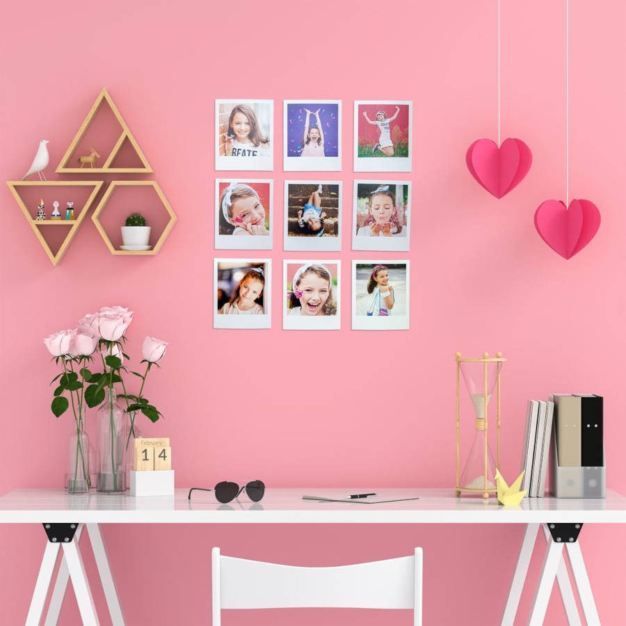 Tendência de decoração 2023: home office com fotos na parede.