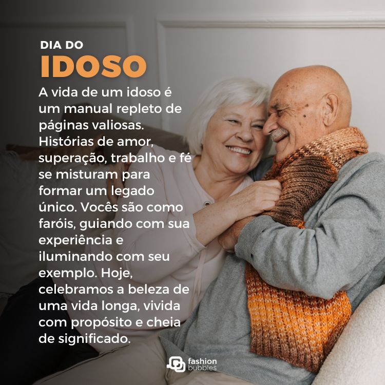 Foto de casal de idosos no sofá e texto: A vida de um idoso é um manual repleto de páginas valiosas. Histórias de amor, superação, trabalho e fé se misturam para formar um legado único. Vocês são como faróis, guiando com sua experiência e iluminando com seu exemplo. Hoje, celebramos a beleza de uma vida longa, vivida com propósito e cheia de significado.