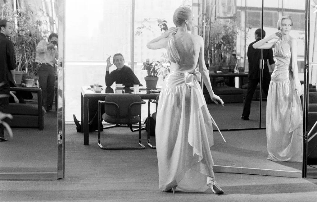Halston em seu escritório no Olympic Towers com a modelo Karen Bjornson, em 1982. Crédito: Thomas Iannaccone.
