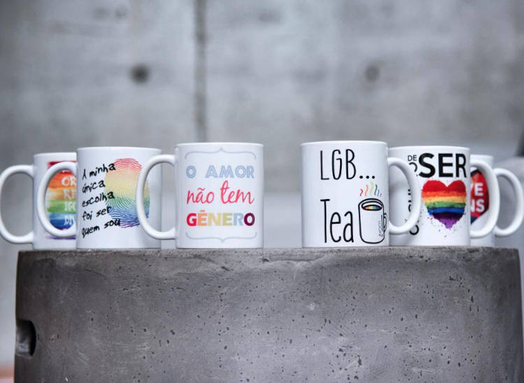 Coleção de canecas com temática LGBT, incluindo as cores da bandeira, frases como "o amor não tem gênero" e "LGB Tea".
