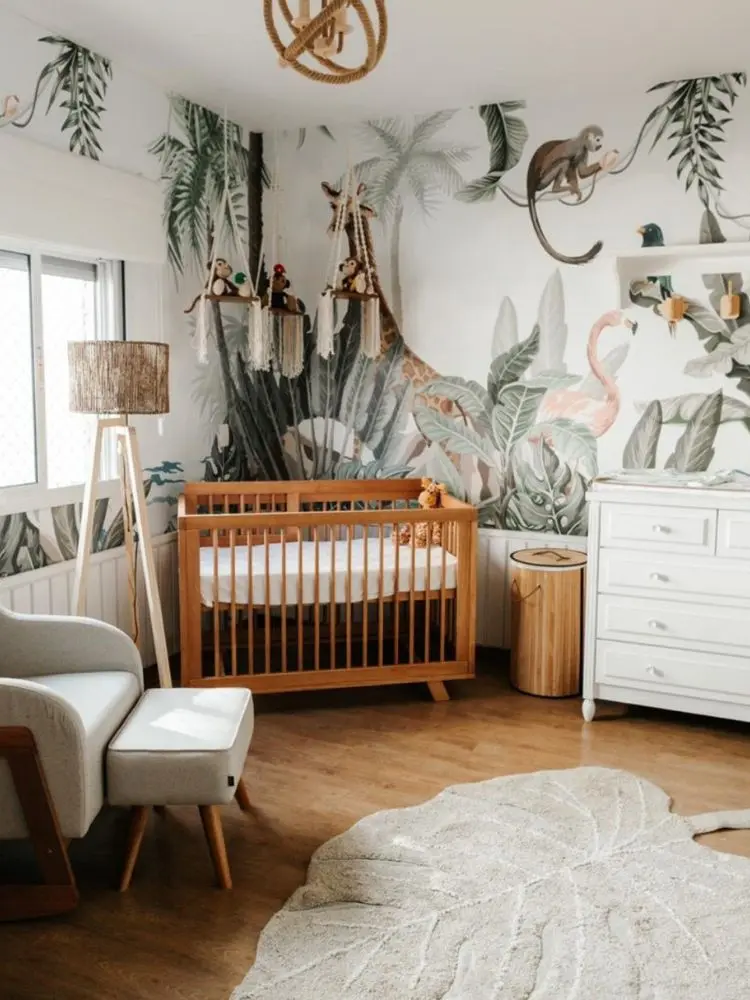 Quarto em marrom e verde com papel de parede de floresta e berço multifuncional
