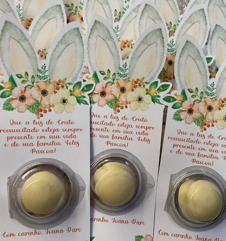 Cartão de Páscoa decorado com orelhas de coelho.
