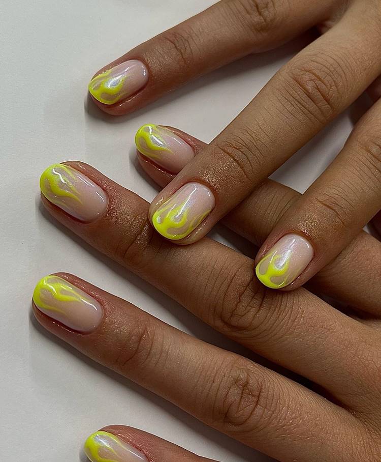 Unha para Carnaval bege com foguinho amarelo neon