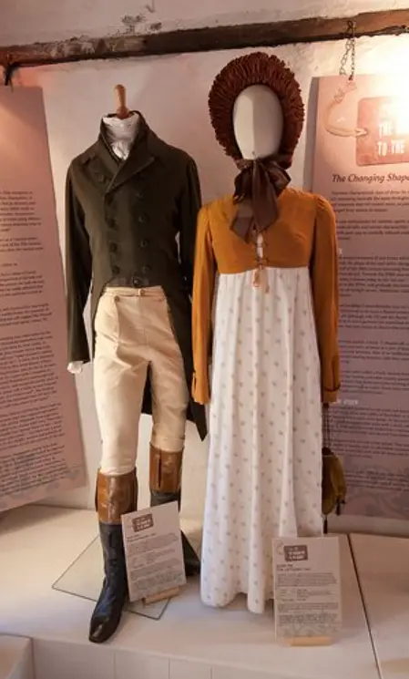 Exposição Figurino Orgulho Preconceito - traje feminino e traje masculino