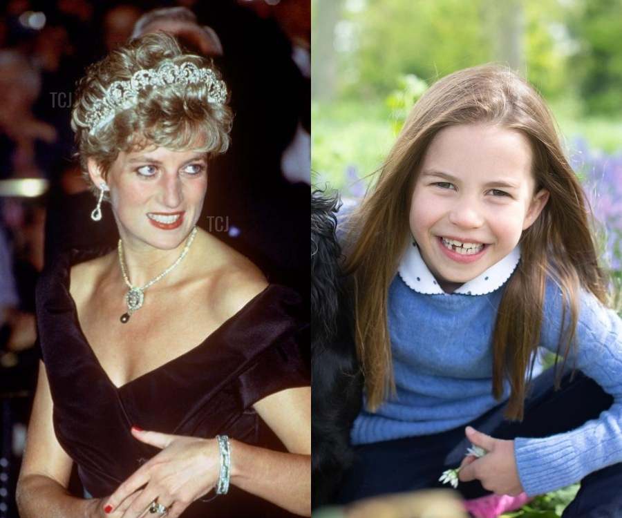 Lady Di fotografada da cabeça à cintura. Ela está usando joias brilhantes na orelha, cabeça, pescoço e pulso. Do outro lado, a filha de Kate Middleton sorrindo, sentada em gramado verde, ao lado de cachorro peludo.