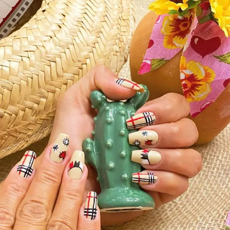 Unhas amendoadas com esmalte nude e decorações variadas. Algumas unhas têm padrão xadrez em preto e vermelho, enquanto outras apresentam desenhos de balão de São João, fogueira e chapéu de festa junina, capturando a temática da festa.


Fontes



Unhas amendoadas com esmalte nude e decorações variadas. Algumas unhas têm padrão xadrez em preto e vermelho, enquanto outras apresentam desenhos de balão de São João, fogueira e chapéu de festa junina, capturando a temática da festa.


Fontes







