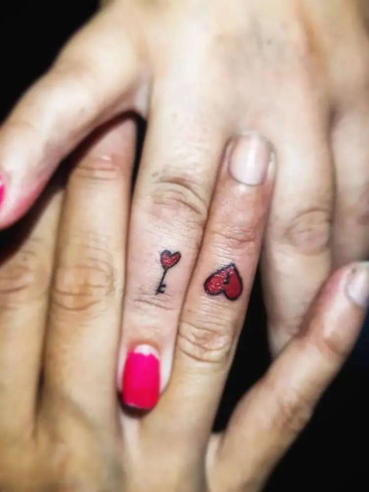 Opção de tatuagem de amigas