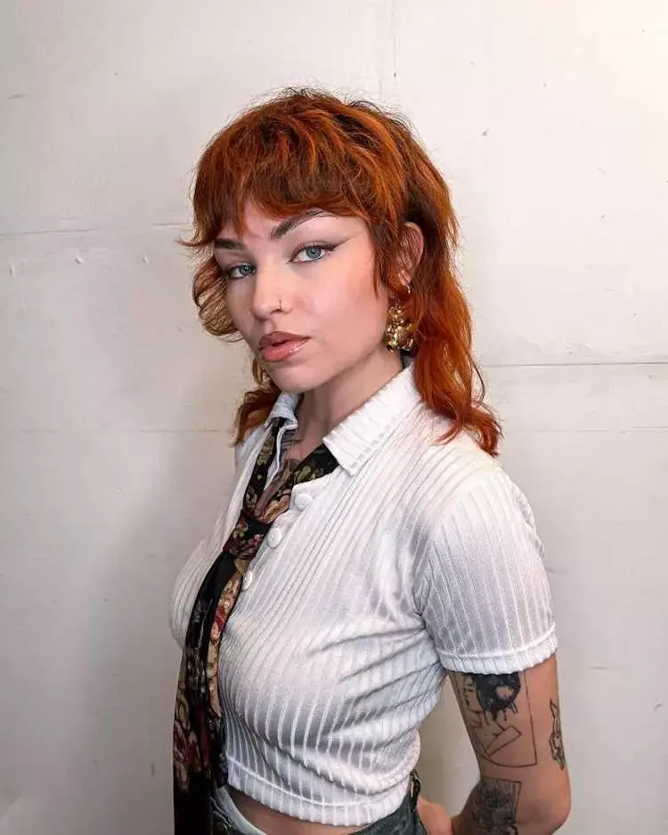 Mulher corte de cabelo mullet avermelhado ondulado
