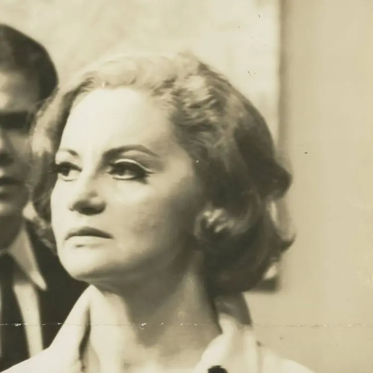 Laura Cardoso quando jovem, em foto antiga em preto e branco de 1968. Atriz estava maquiada com delineado nos olhos.