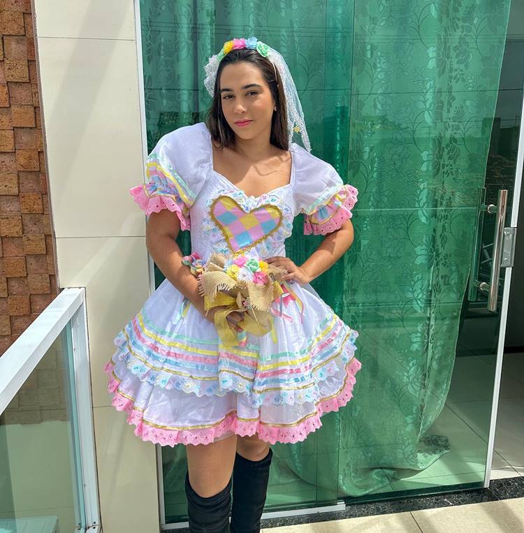 Mulher com vestido de noiva junino
