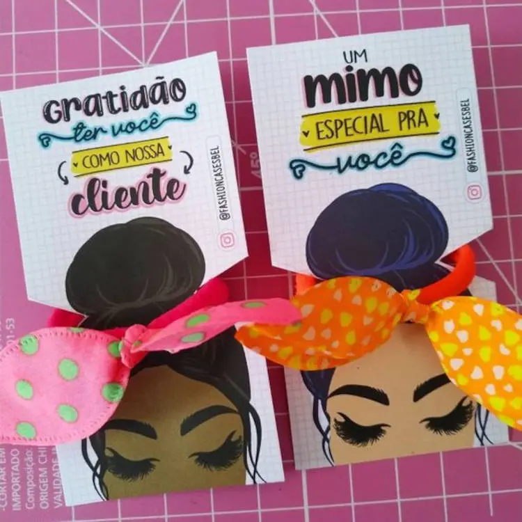 Cartão com lacinho de cabelo.