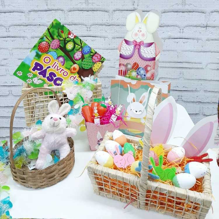 Cesta de Páscoa de livros infantil, com coelhos e ovos de páscoa.