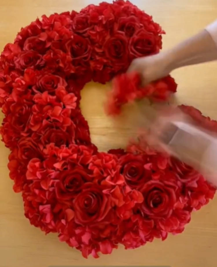 Letra C com flores vermelhas.