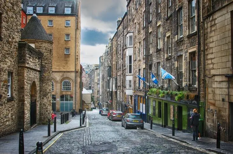 Dia ensolarado na cidade de Edimburgo, na Escócia