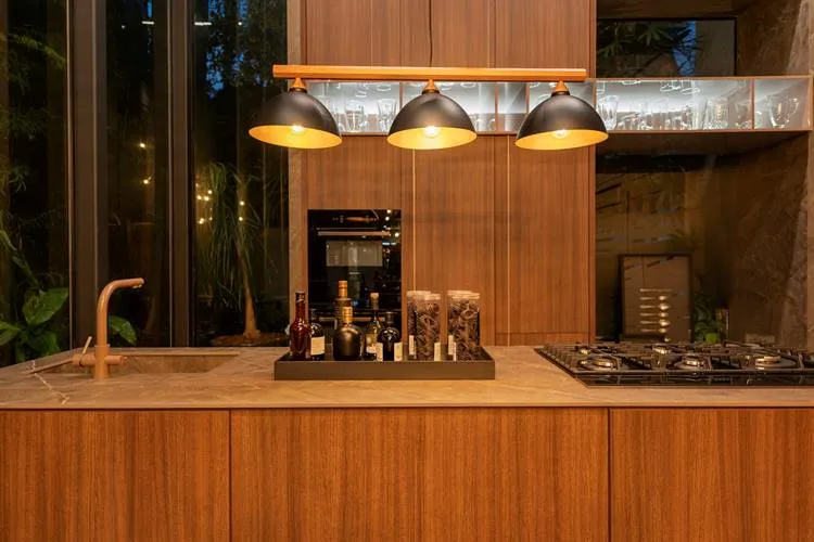 Cozinha americana com luminárias