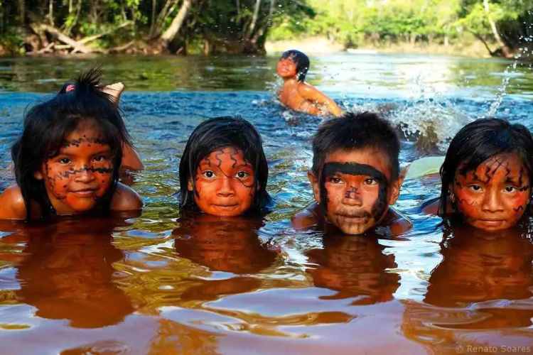 foto de indígenas tirada por Renato Soares, ademais, está exposta na Kobbi Gallery