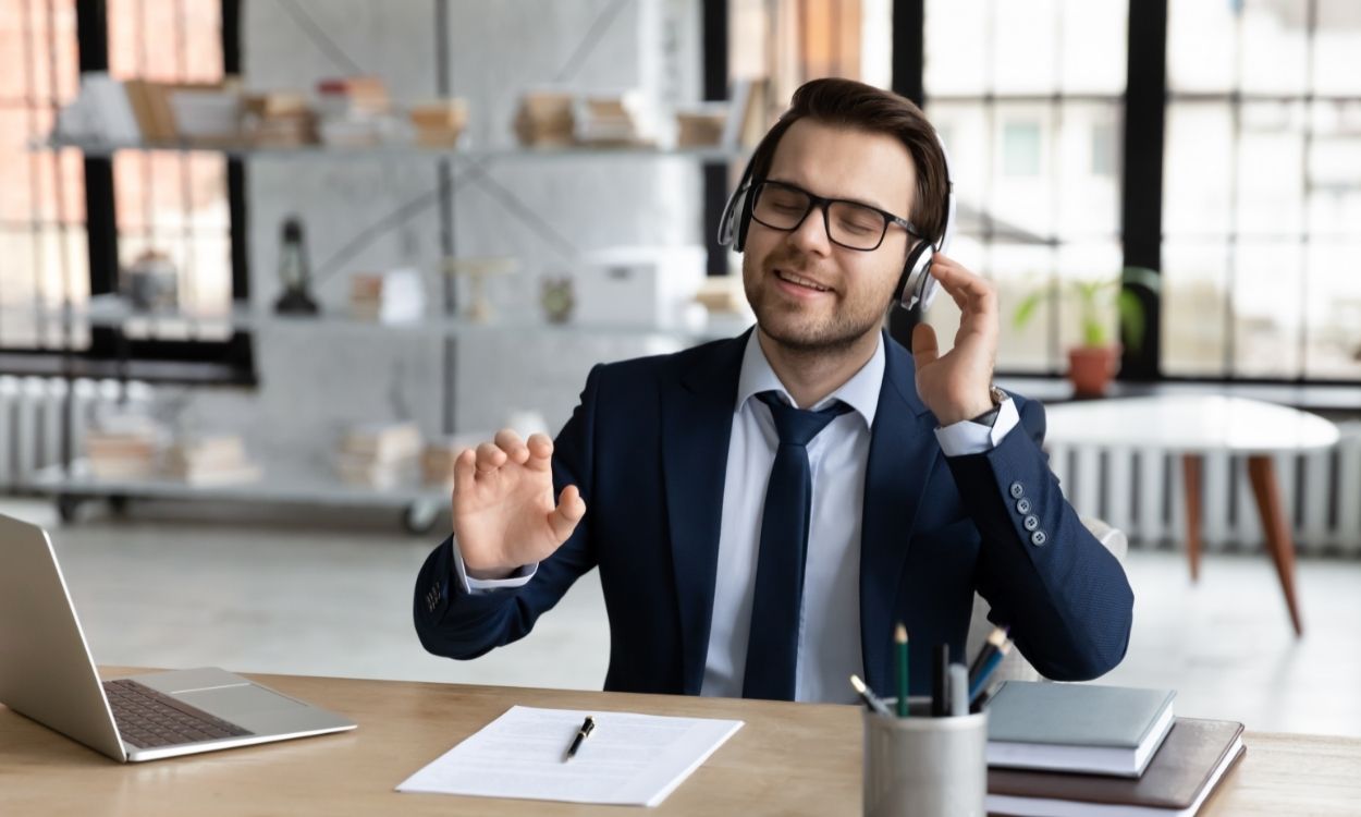 Imagem de um empresário ouvindo música.