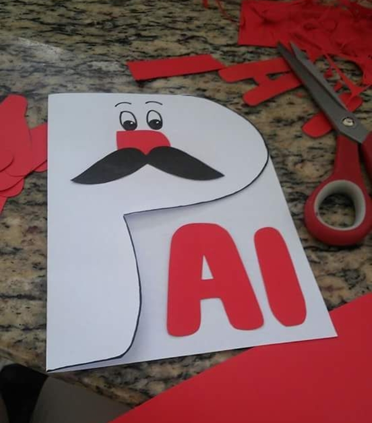 Foto de cartão personalizado de dia dos pais, com a letra P com bigode e rosto 