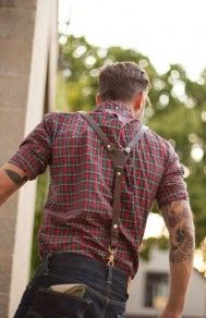 homem com suspensórios para festa junina