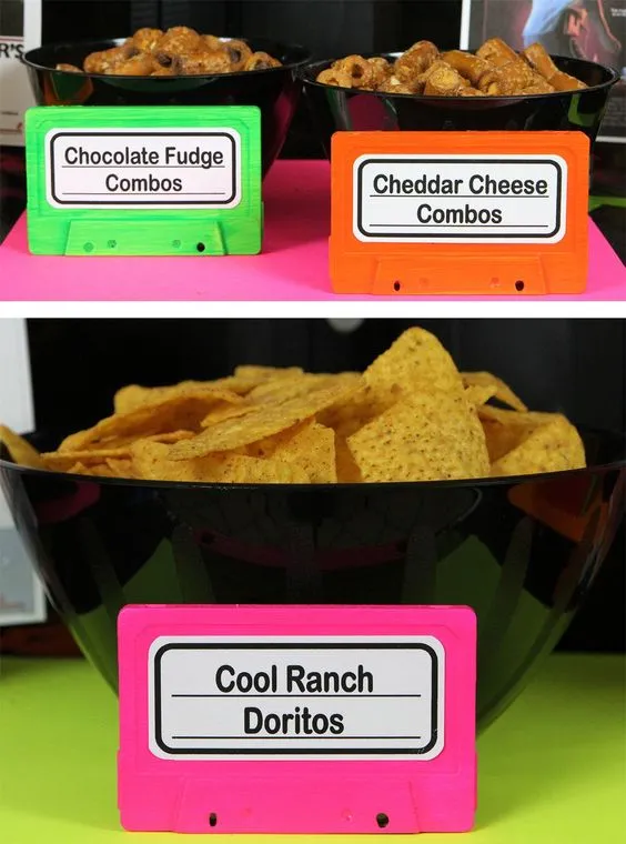 Plaquinhas de identificação das comidas também em neon