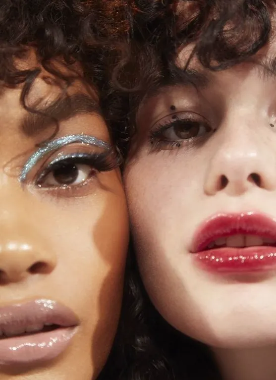 Make lábio gloss e contorno metalizado no olho
