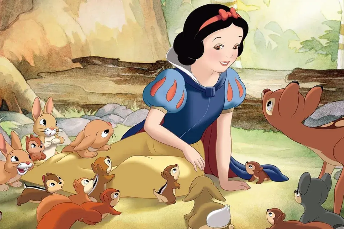 Branca de Neve em cena da animação clássica da Disney cercada por coelhos, cervos e esquilos na floresta