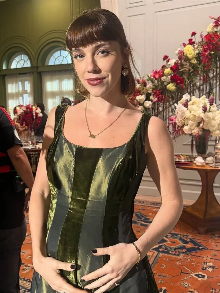 Foto de Alice Wegmann em cena usando um dos looks da Solange Duprat em Vale Tudo, vestido verde de veludo