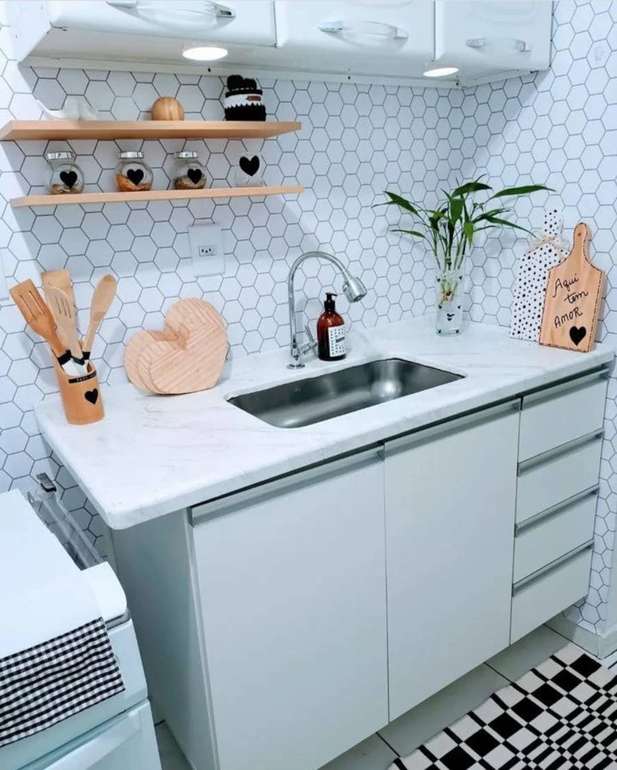 Cozinha pequena com papel de parede.
