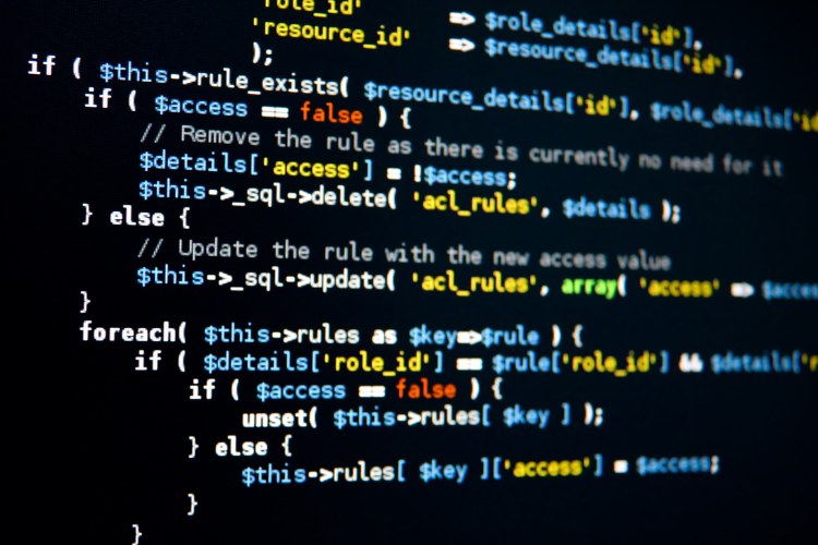 Fundo preto com códigos de programação coloridos 