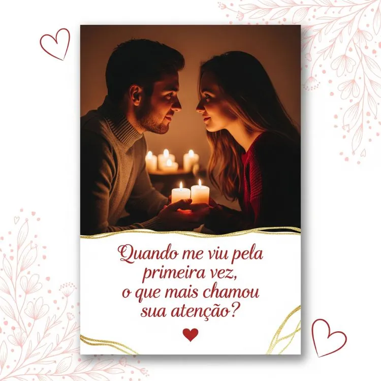 Um cartão romântico com uma pergunta sobre a primeira impressão. A imagem de fundo mostra um casal se olhando apaixonadamente, iluminados por velas, com corações e galhos decorativos emoldurando o cartão.