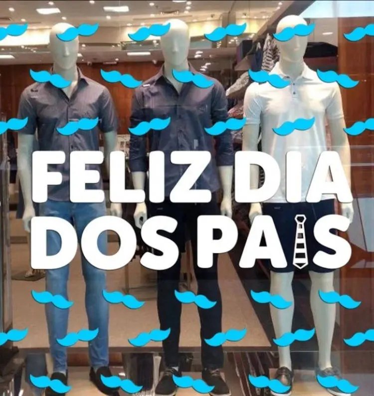Vitrine adesivada para loja de roupas. Vidro com adesivos.