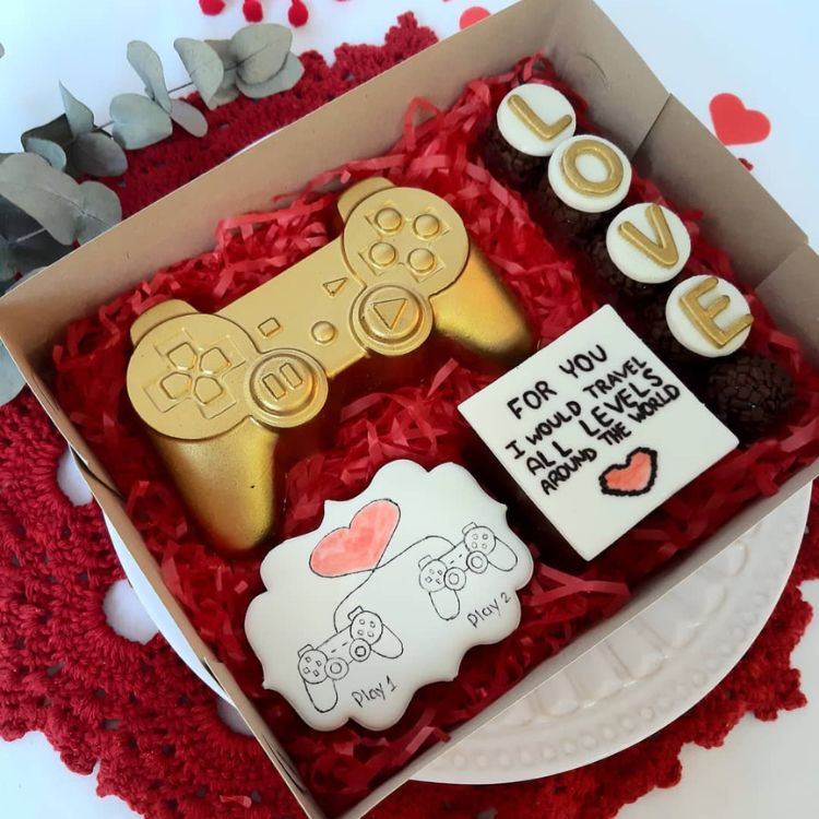 Caixa com chocolate em formato de controle, bombons love, etc 