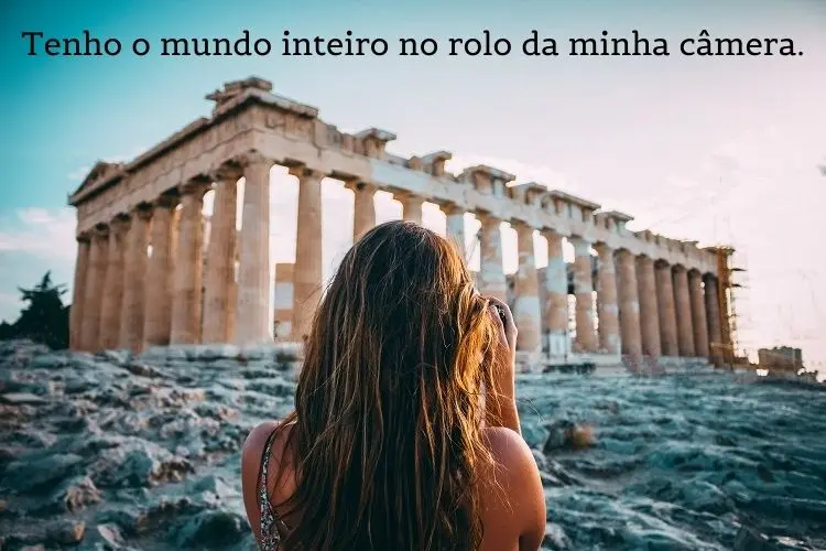 foto de mulher fotografando acrópole com frases de viagem tbt