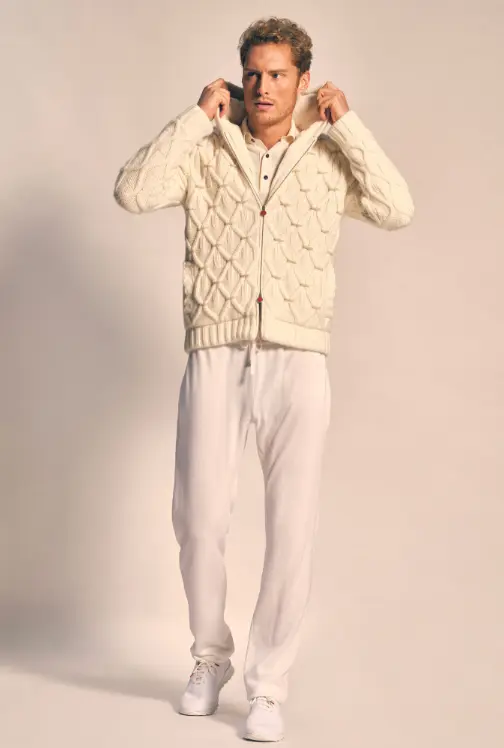 Casaco com crochê e calça de moletom na moda internacional masculina