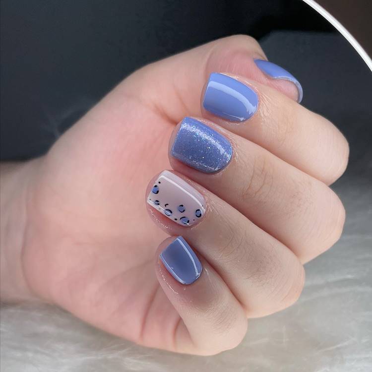 Unha azul-claro sem e Com glitter. filha única branca com pintas de oncinha azuis