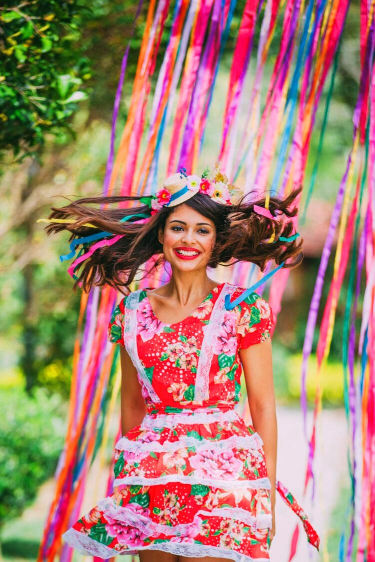 Mulher com vestido de festa junina de chita