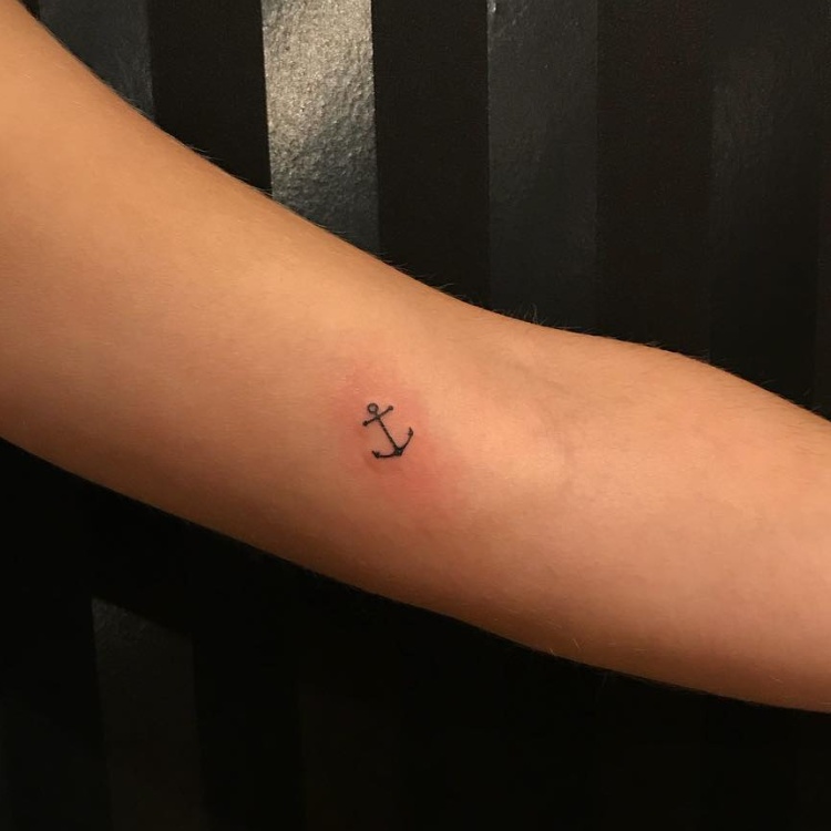 Tatuagem pequena em fineline de âncora no braço 