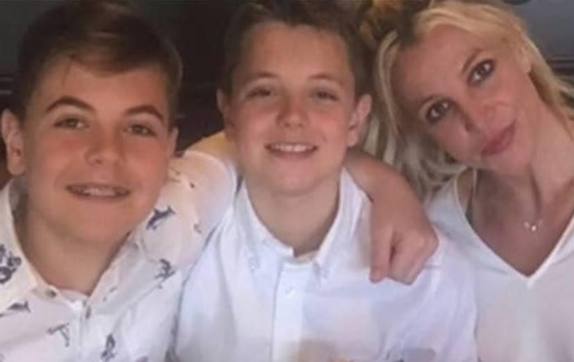 Britney ao lado dos filhos