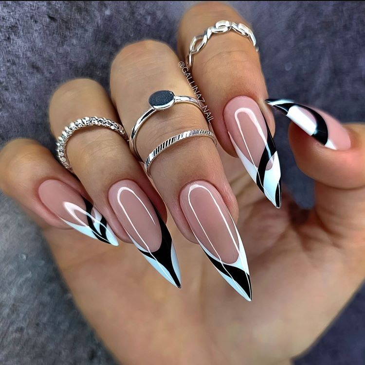 Unhas em gel preto e branco  (tamanho: extra grande. Formato: stiletto) 