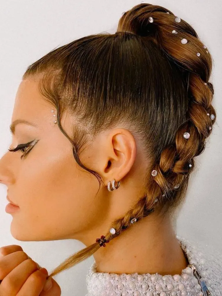 Mulher de pele clara de trança com strass 