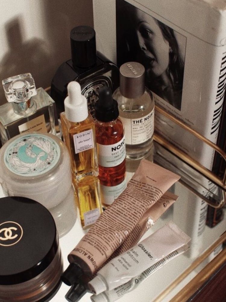 foto com vários produtos de beleza. 