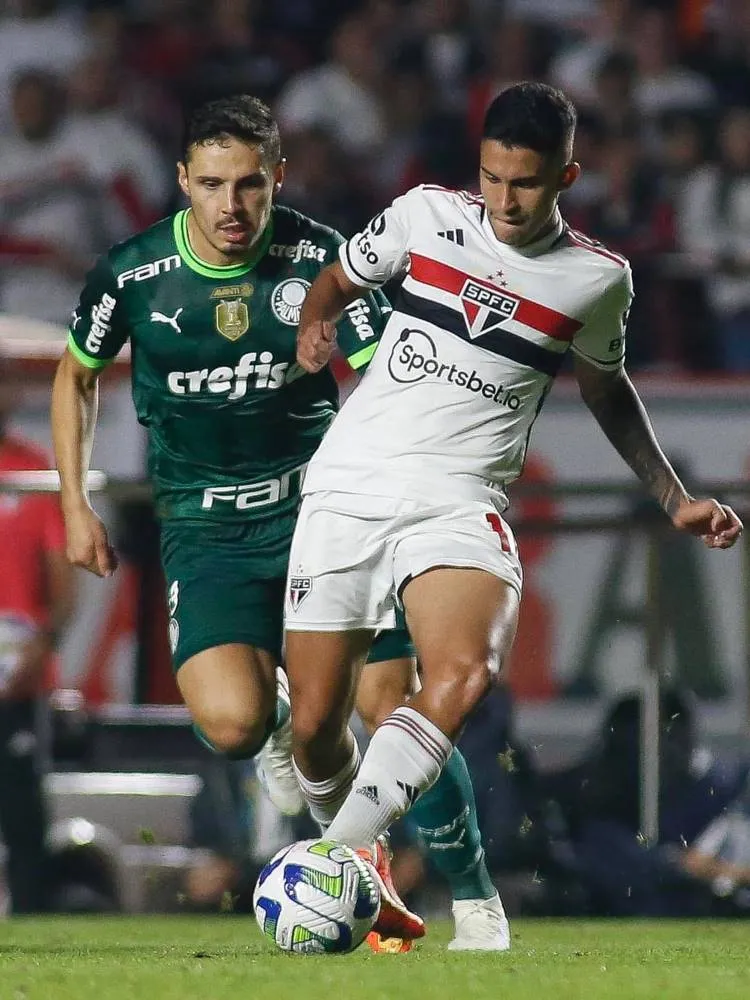Meia palmeirense Raphael Veiga e volante são paulino Rodrigo Nestor disputando a bola.
