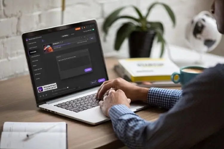 pessoa editando vídeo no notebook para bombar nas redes sociais