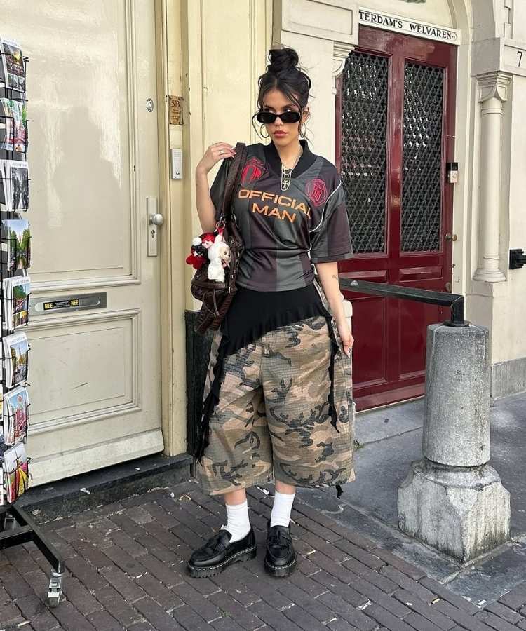 Look com mocassim feminino, bermuda camuflada e camisa de time