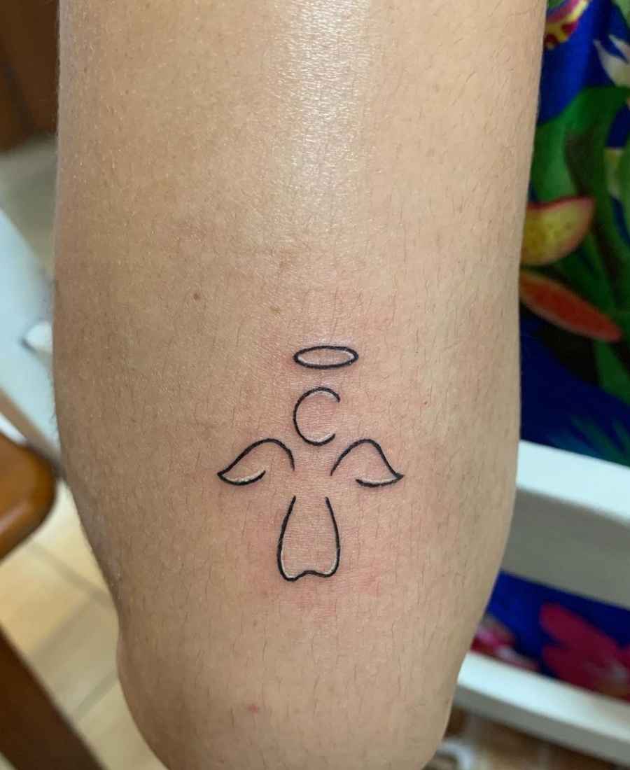 Foto de tatuagem de anjo de uma pessoa.